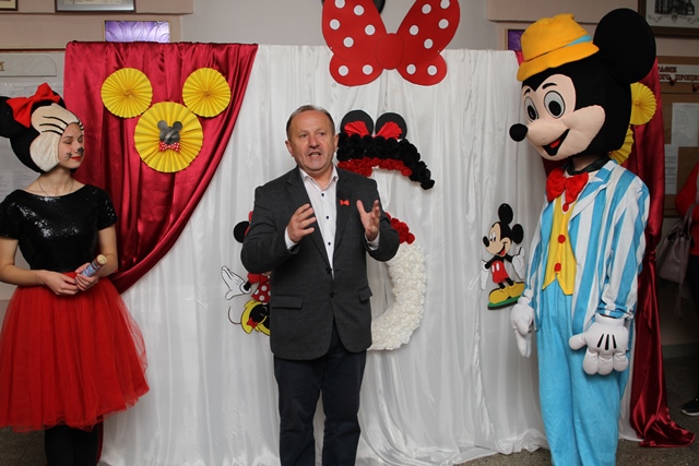 Декан факультету Чайка В.М. відкриває свято